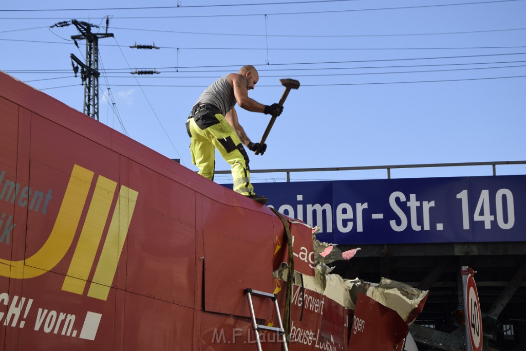 LKW blieb unter Bruecke haengen Koeln Deutz Opladenerstr Deutz Muelheimerstr P133.JPG - Miklos Laubert